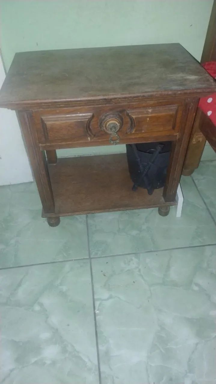 Vendo guarda roupa vintage em madeira 