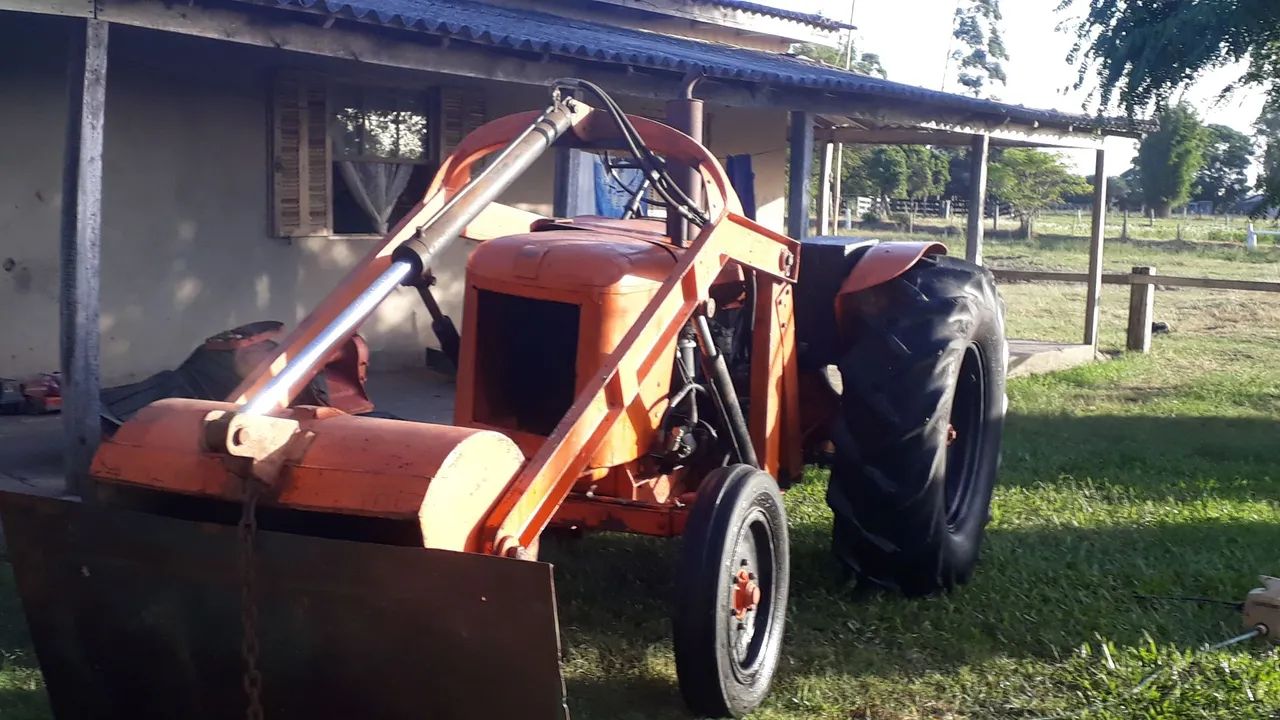 Vendo. Trator  com concha. Todo   funciona   valor  37 mil  esta em gravataí  - Foto 3