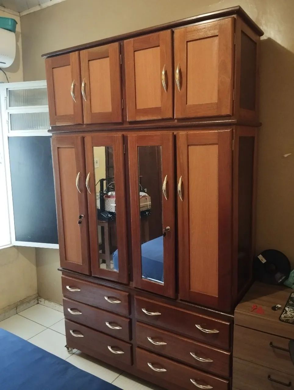 Guarda Roupas de madeira com baú e rodinhas