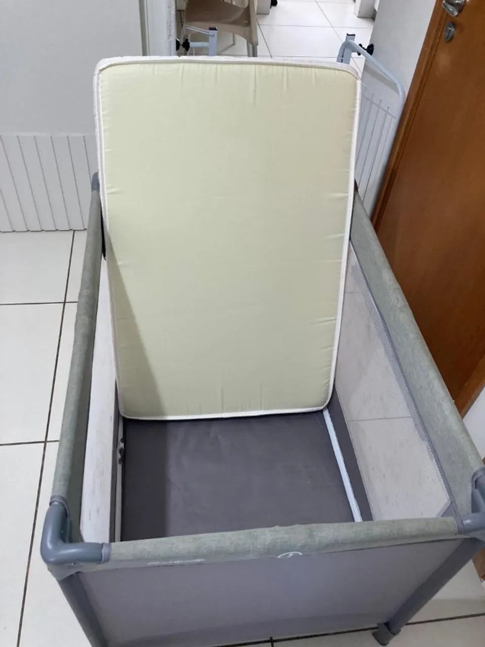 Berço cercado Burigoto com colchão - Foto 2