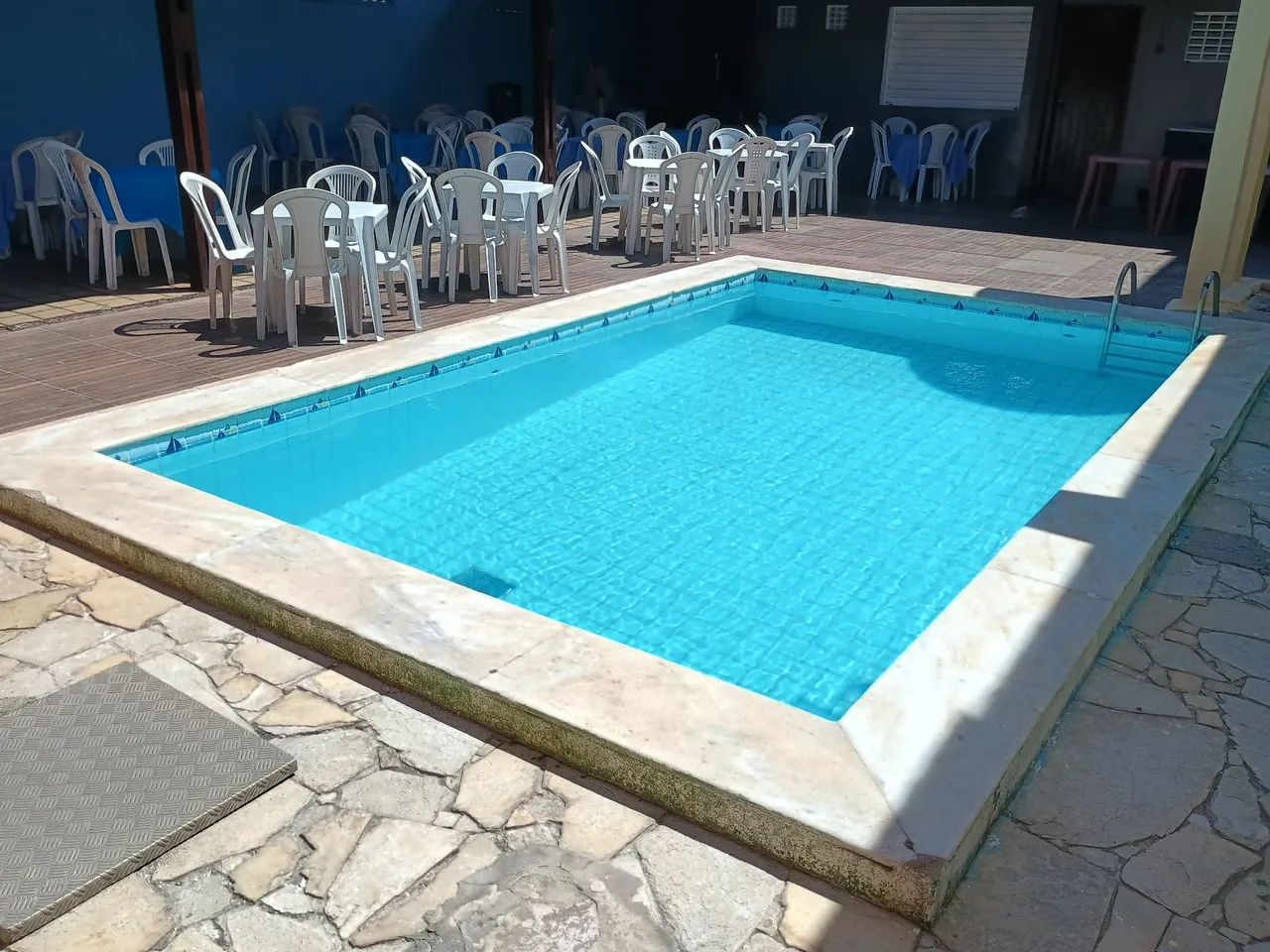 Salão de festa com piscina