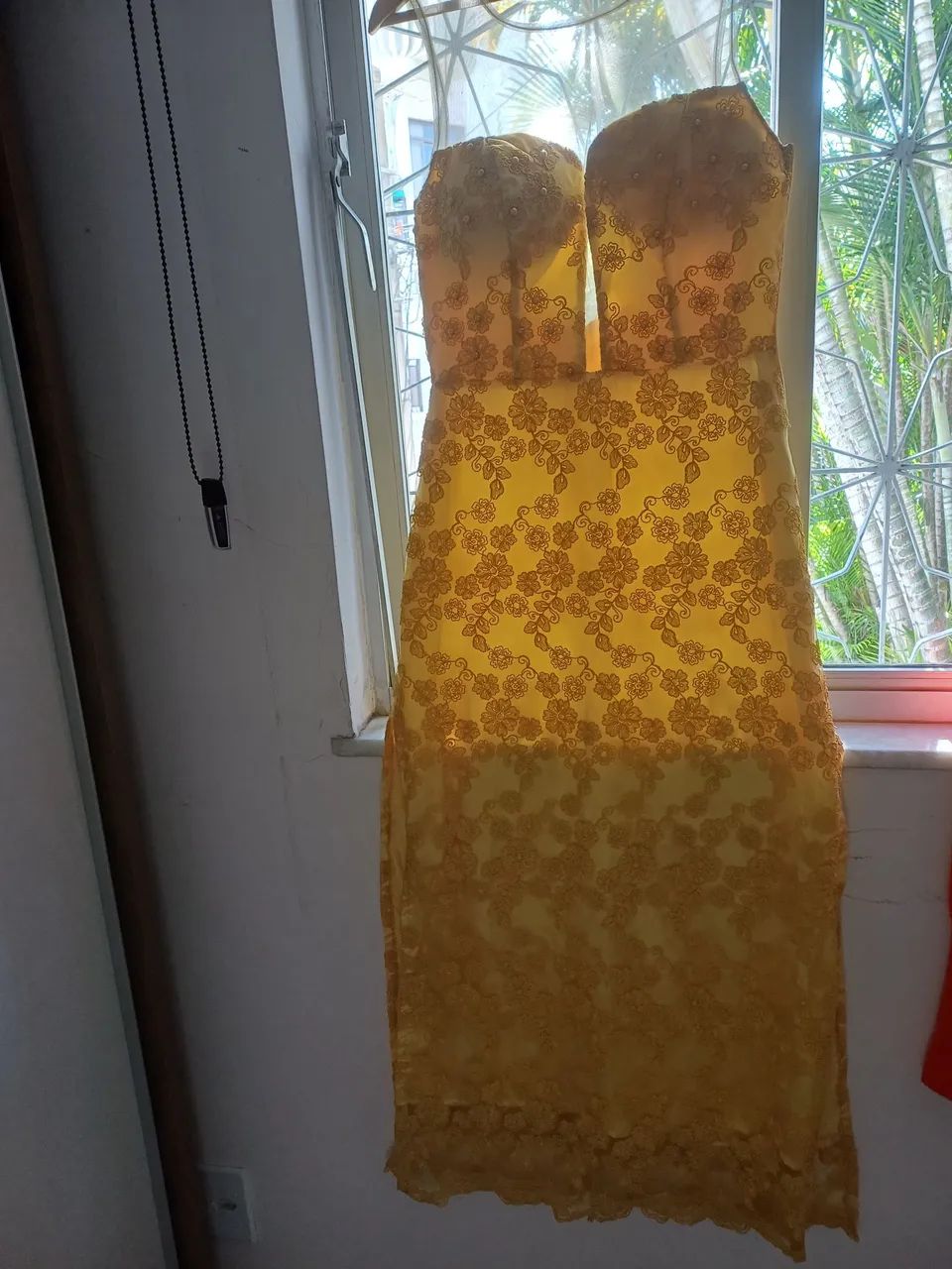 Vestido amarelo longo de renda