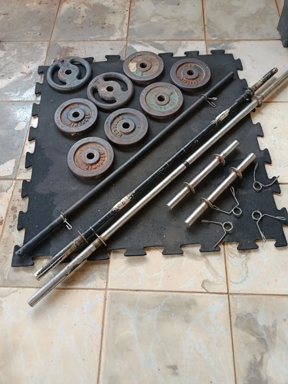  VENDO KIT DE MUSCULAÇÃO / PESOS E BARRAS - USADO