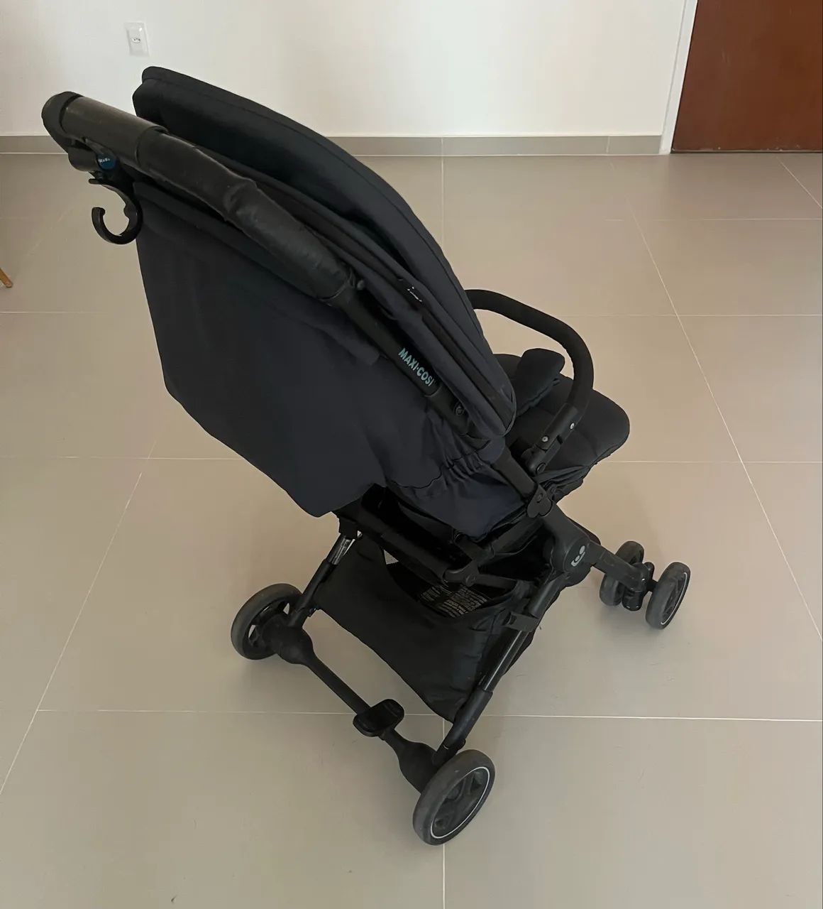 Carrinho de bebê compacto Maxi Cozi azul marinho  - Foto 3
