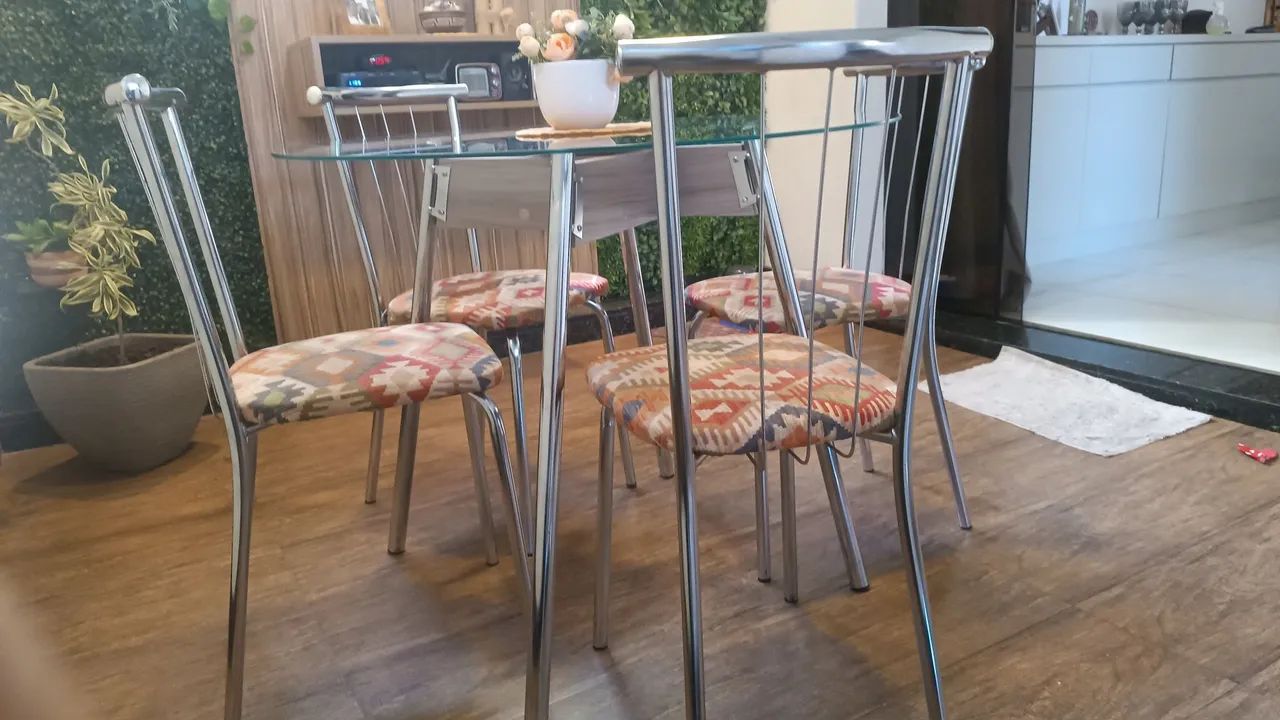 MESA COM TAMPA DE VIDRO E QUATRO CADEIRAS  - Foto 2