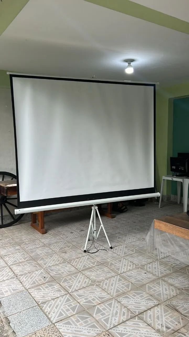 Telão para projetor com tripe retrátil locação 
