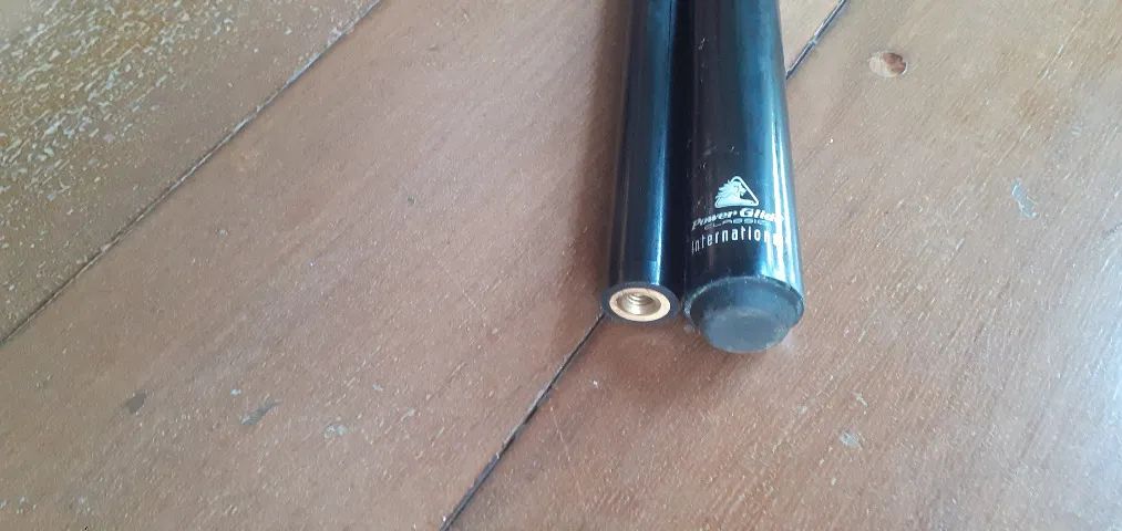 Taco de sinuca (bilhar), importado, 1,45 m comp, ponta de couro, união de metal, perfeito - Foto 4