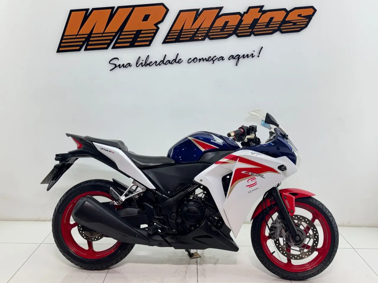 HONDA CBR 250R **POSSUI LEILÃO**