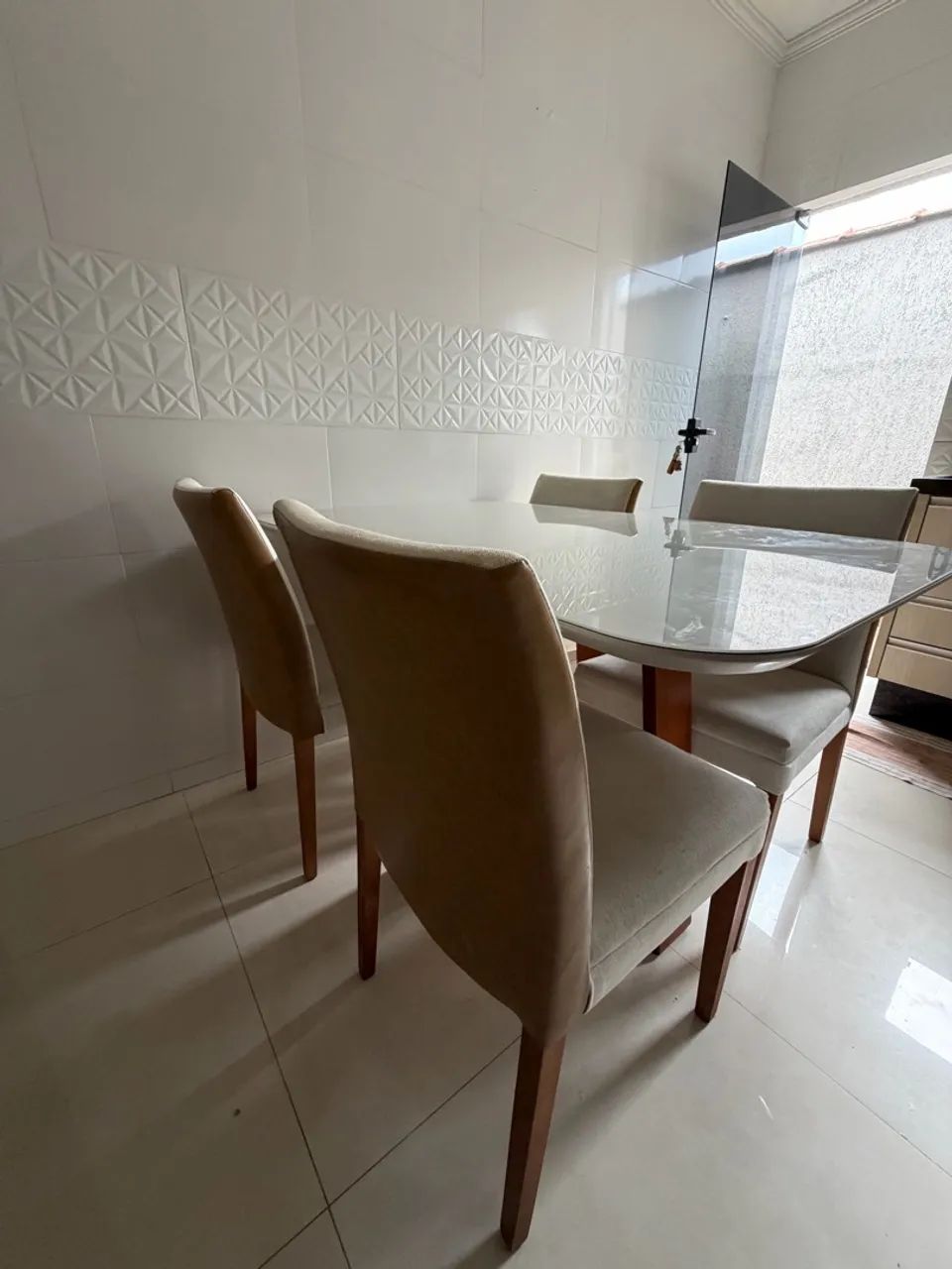 Mesa com 4 cadeiras! - Foto 4