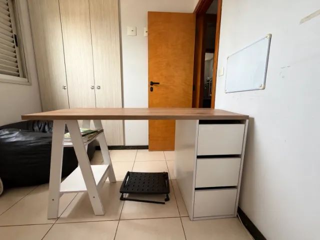 Mesa de computador com gaveteiro branco