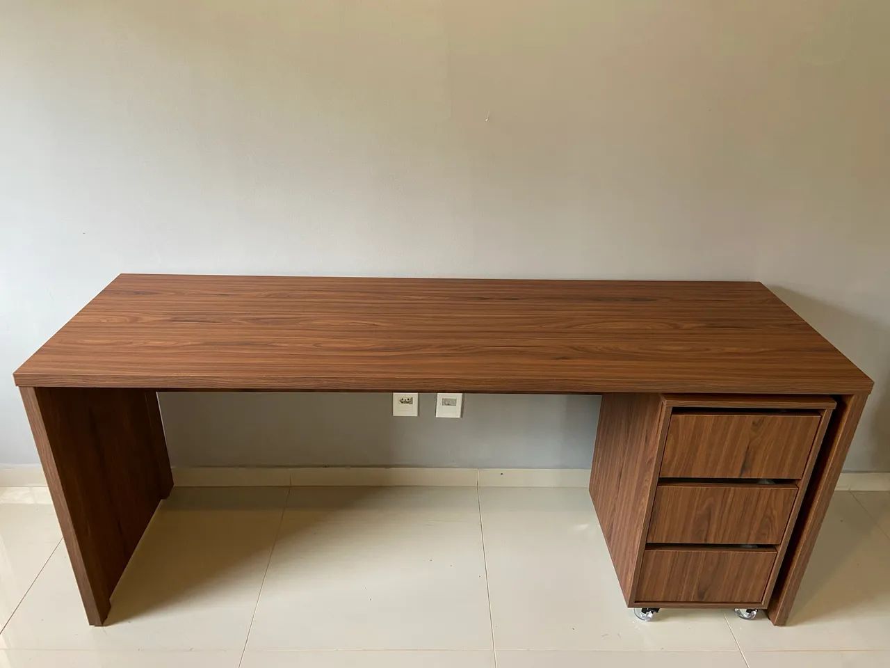 MESA ESCRITÓRIO 1,80M COM GAVETEIRO 3 GAVETAS 100% MDF - Foto 2