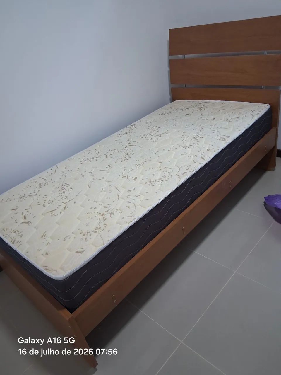 Vendes cama de solteiro  com colchão 