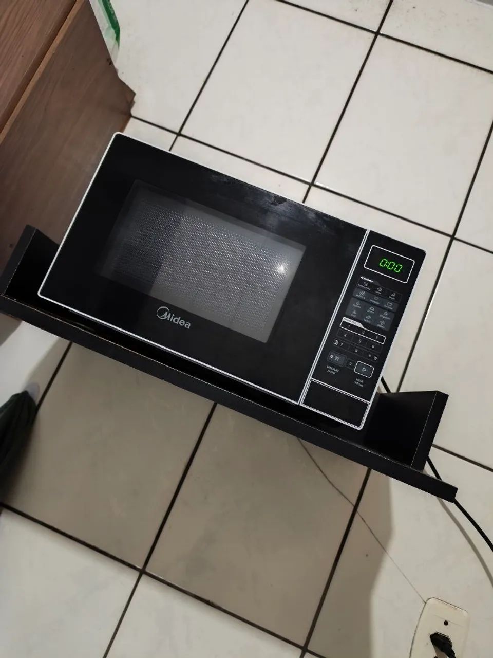 Microondas de 20 litros branco com porta preta