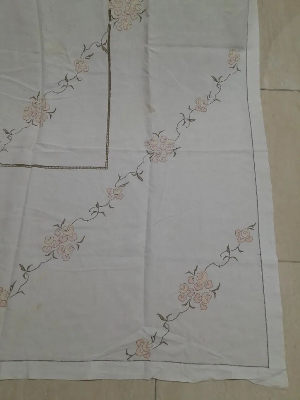 Toalha de mesa bordada 