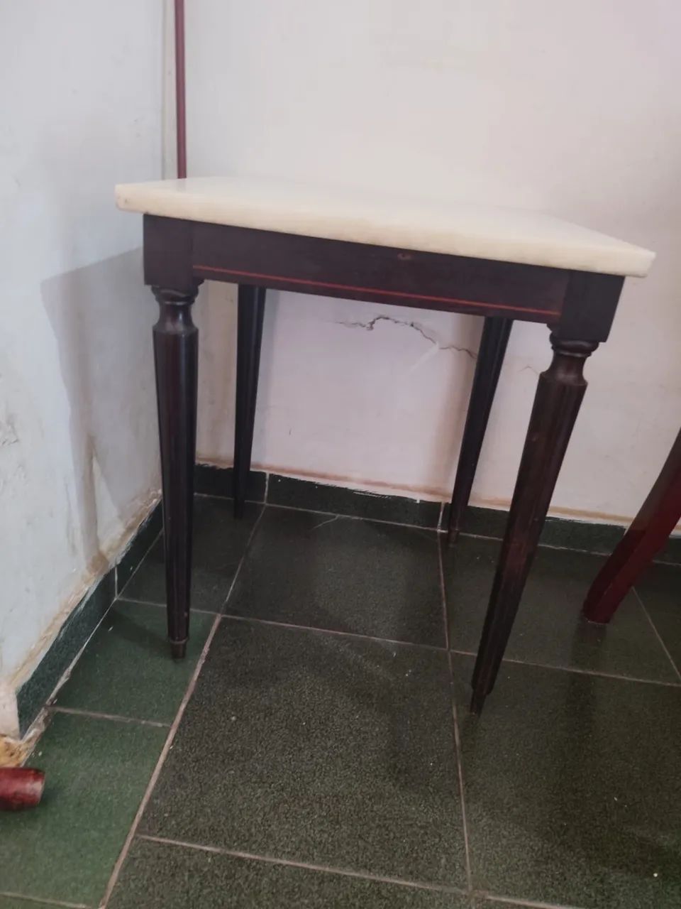 Mesa de canto em madeira com tampo de mármore - Excelente estado - Foto 2