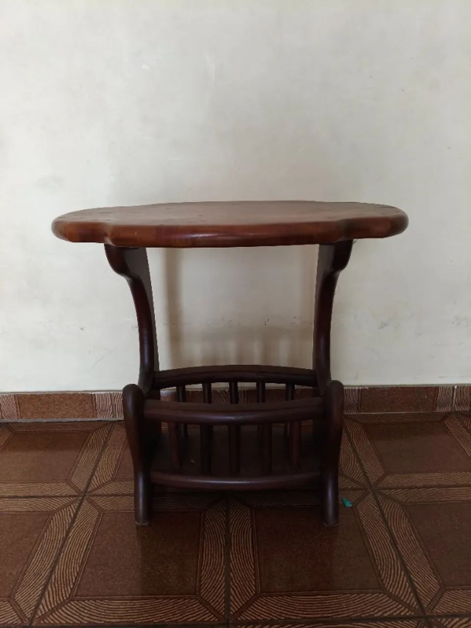 Revisteiro com mesa