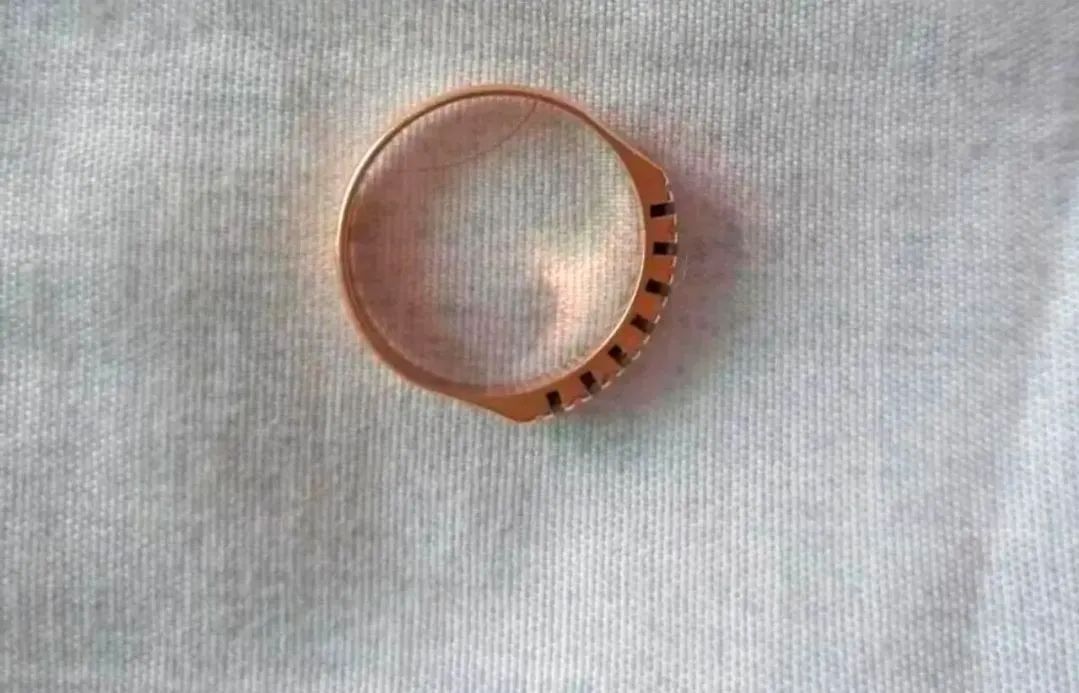 Vendo uma meia aliança com zirconia  - Foto 3