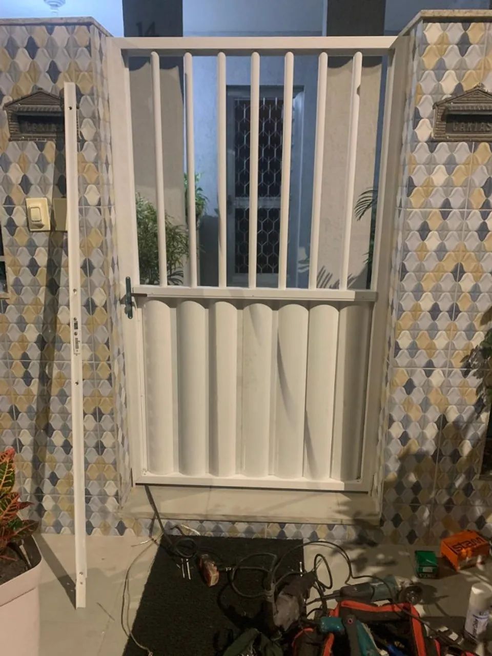 Portão de entrada metade búzio e metade grade 
