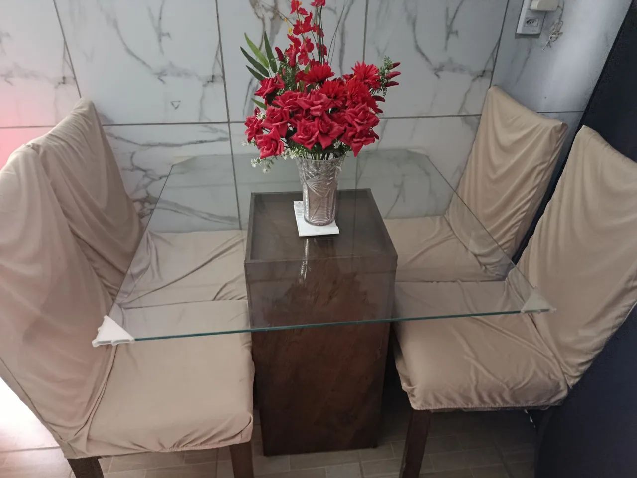 Mesa de vidro com base de madeira e 4 cadeiras  - Foto 4