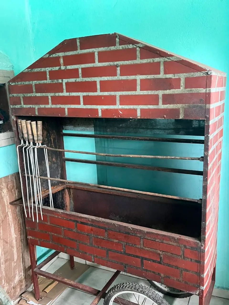 Churrasqueira profissional com cinco espetos