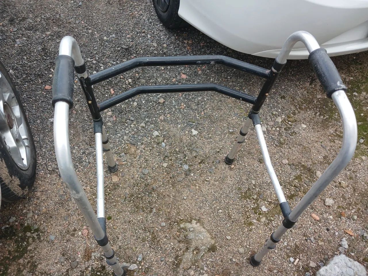 Vendo andador com  regulagem de altura  - Foto 3