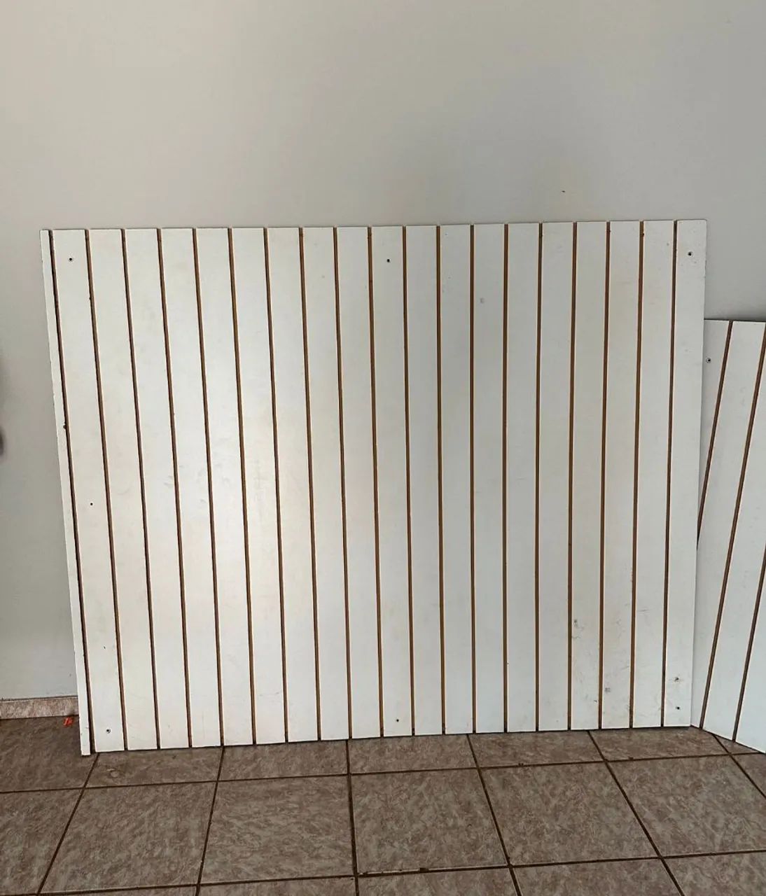 3 Expositores branco Canaletados com ganchos