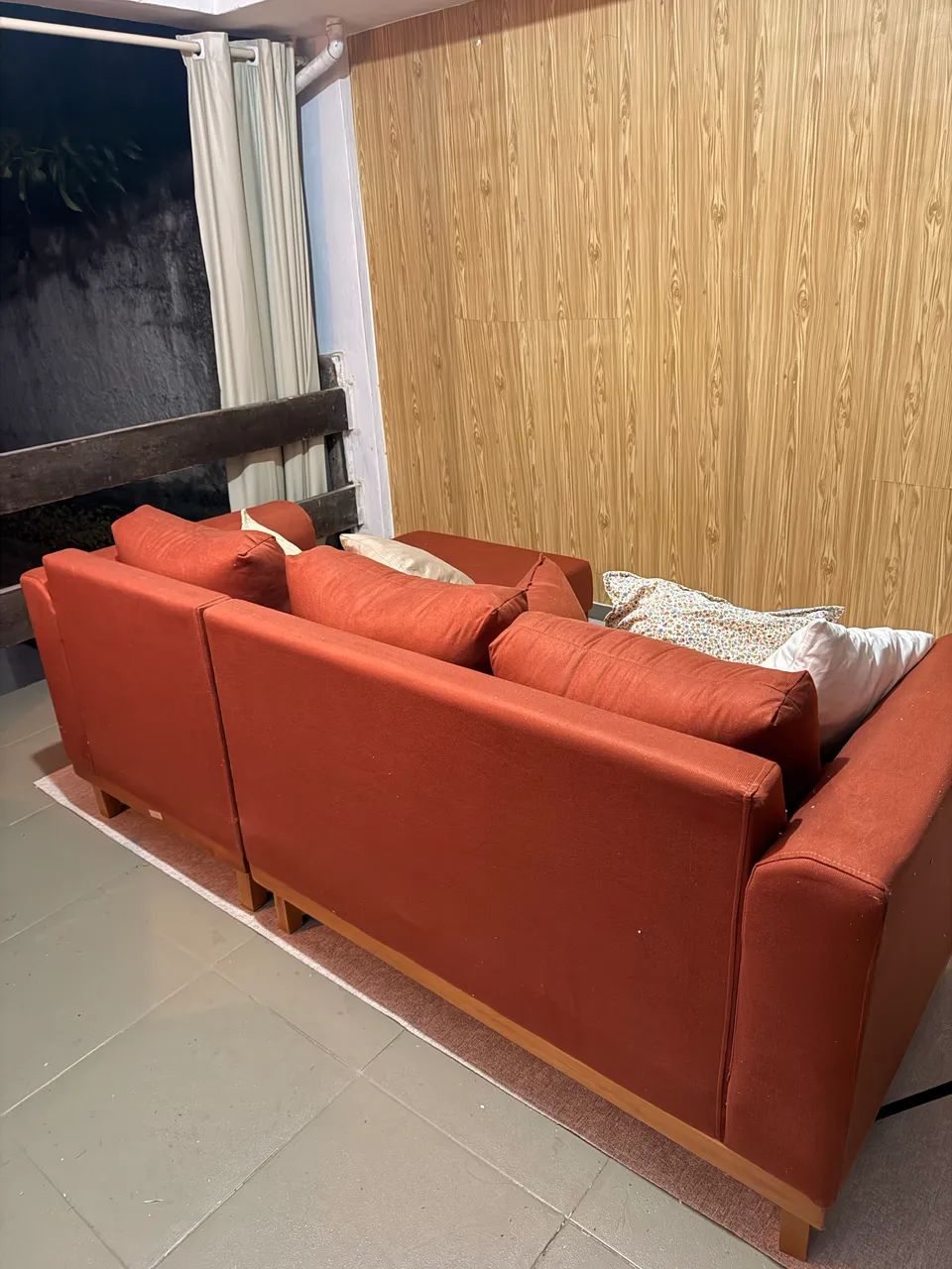 Sofá terracota com chaise e pés de madeira  - Foto 2