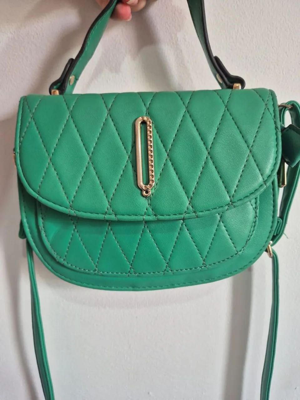 Bolsa verde sem marcas de uso