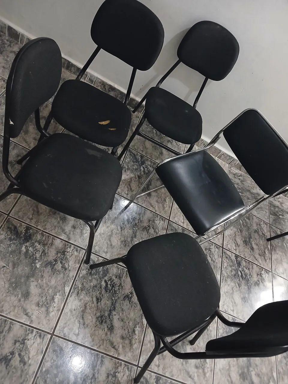 Vendo 5 cadeiras com pequenas avarias