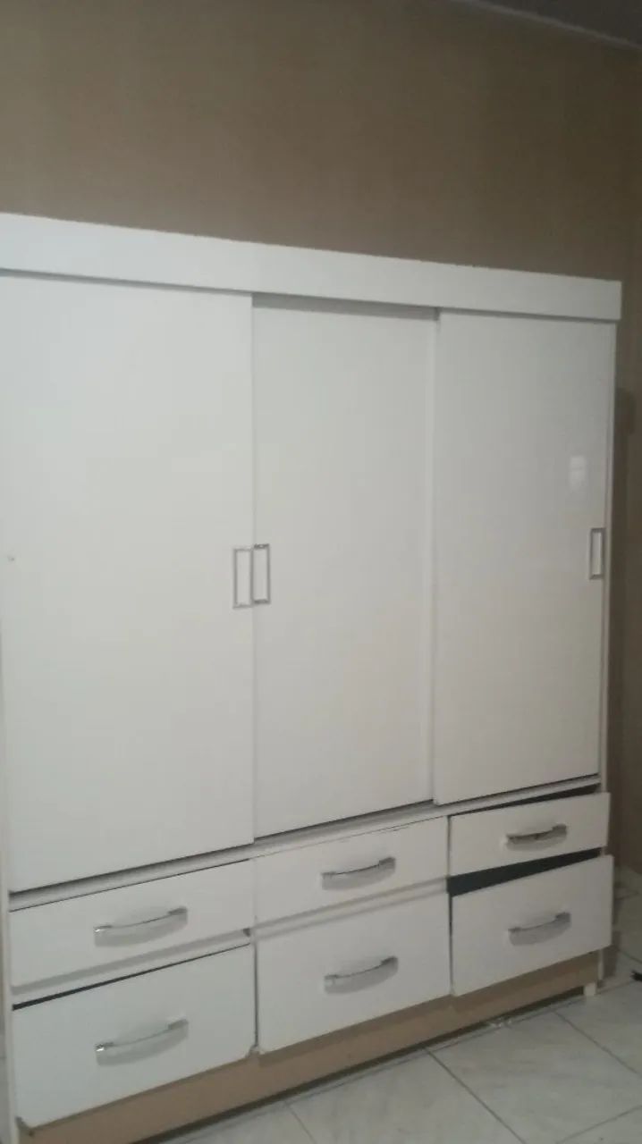 Guarda roupa bem conservado