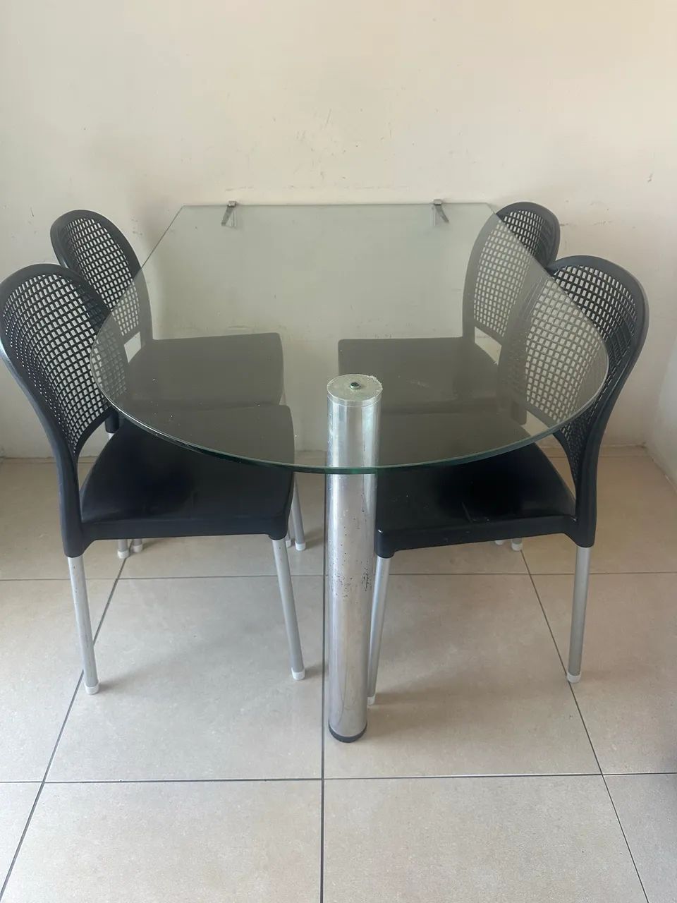 Mesa de jantar de vidro com 4 cadeiras 
