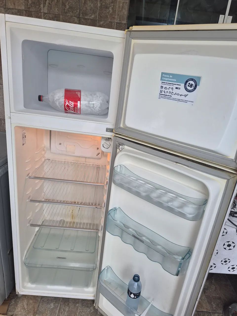 Vendo geladeira funcionando perfeitamente valor 550 - Foto 2