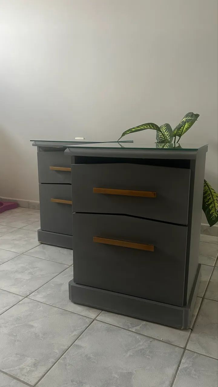 Par de Mesas de cabeceira c/ tampo vidro temperado