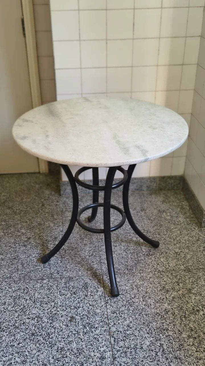 Mesa topo de mármore 80 x80 cm 