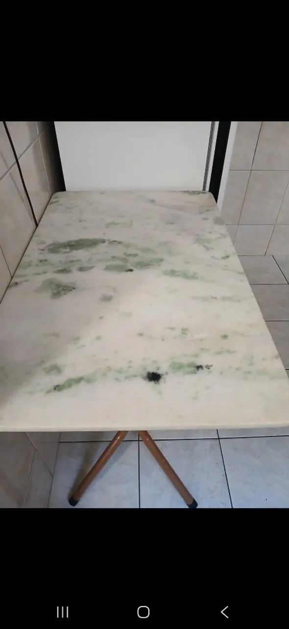 Mesa de pedra mármore, sem cadeira.