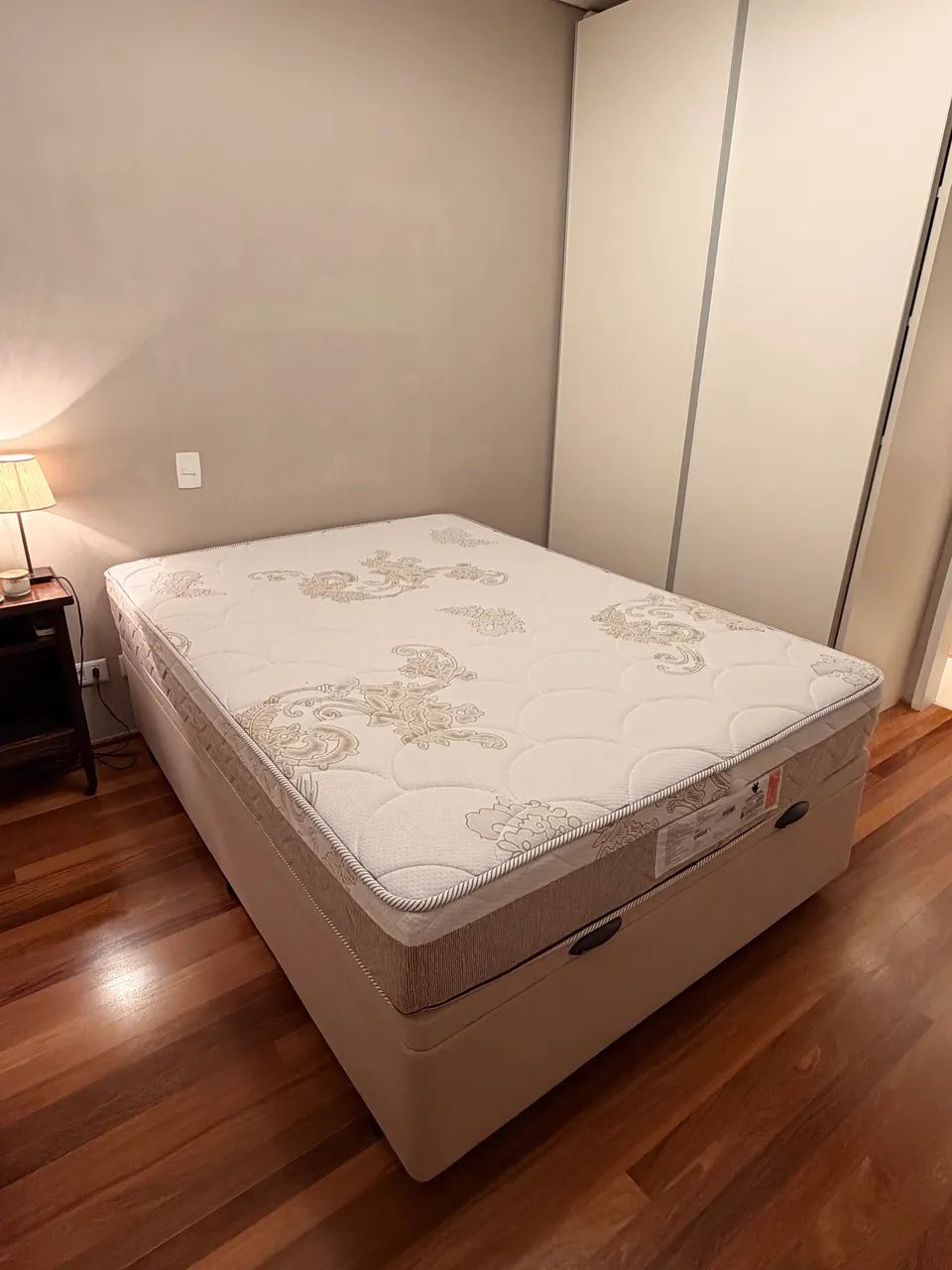 Cama box de casal em perfeito estado