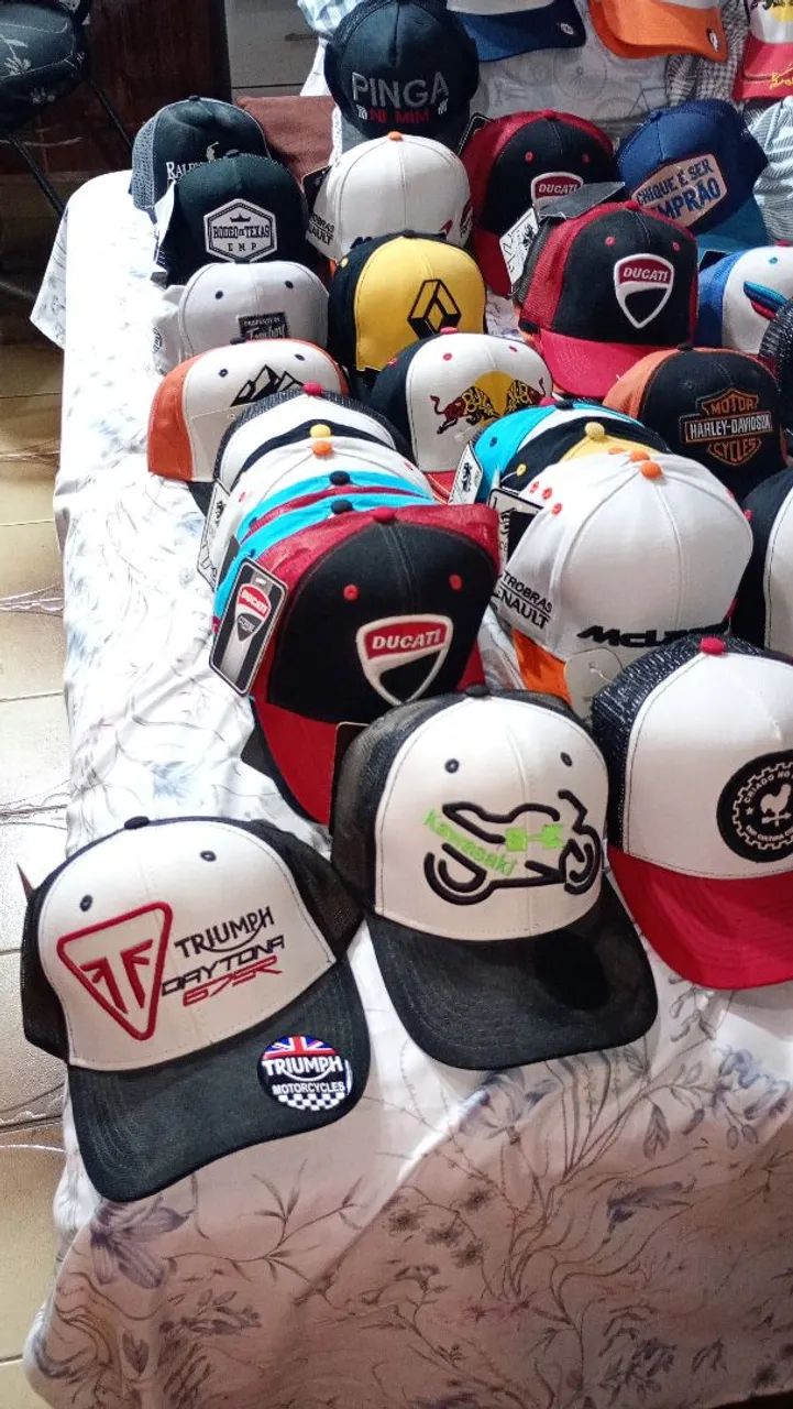 Vendo bonés novos por R$25 reais qualquer um.ENTREGO - Foto 2