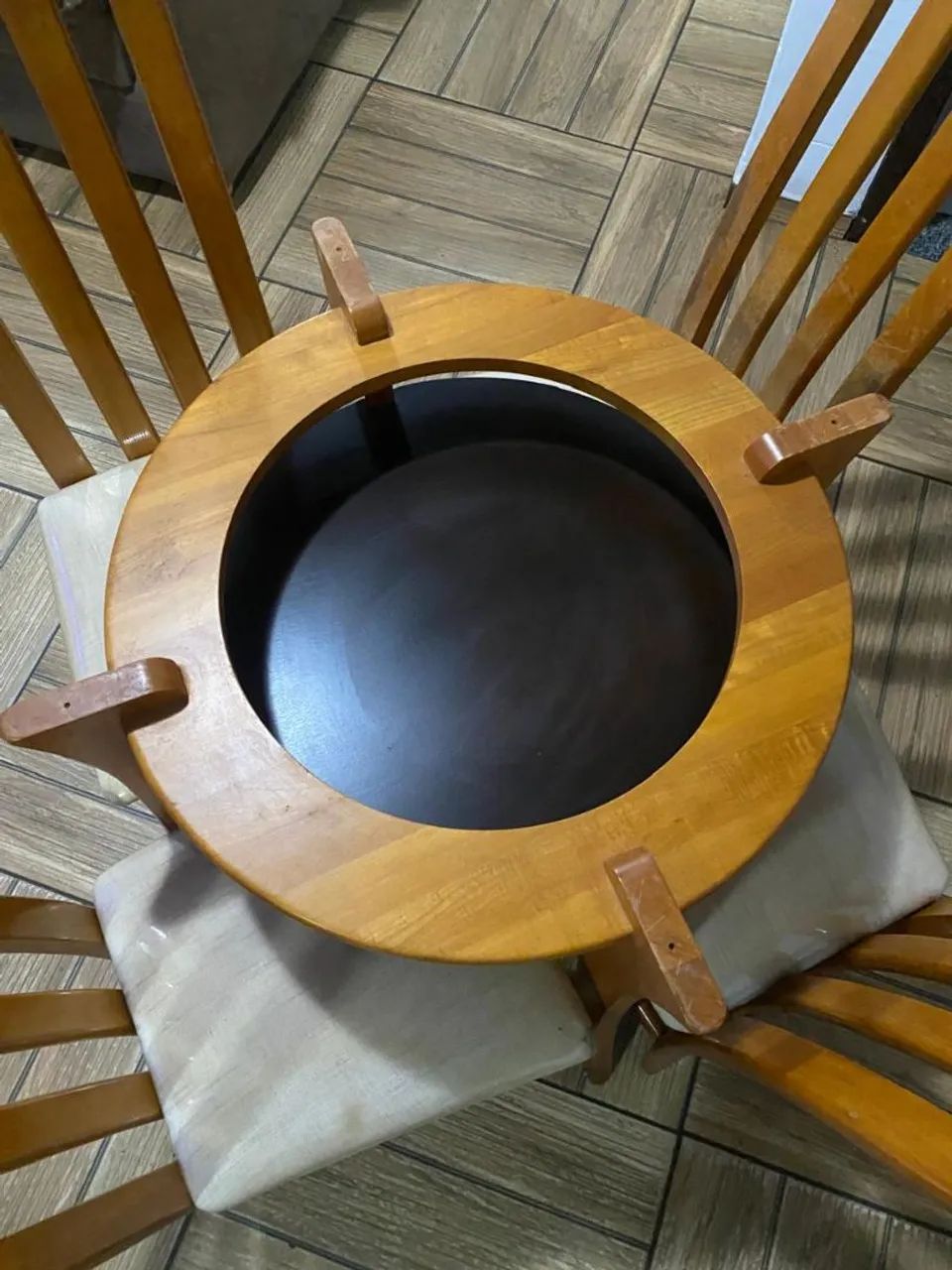 Tronco de mesa com 4 cadeiras. - Foto 2