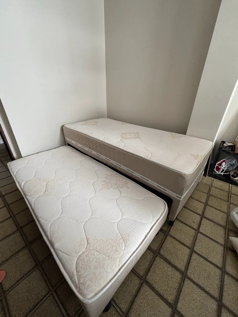 Cama de solteiro com auxiliar