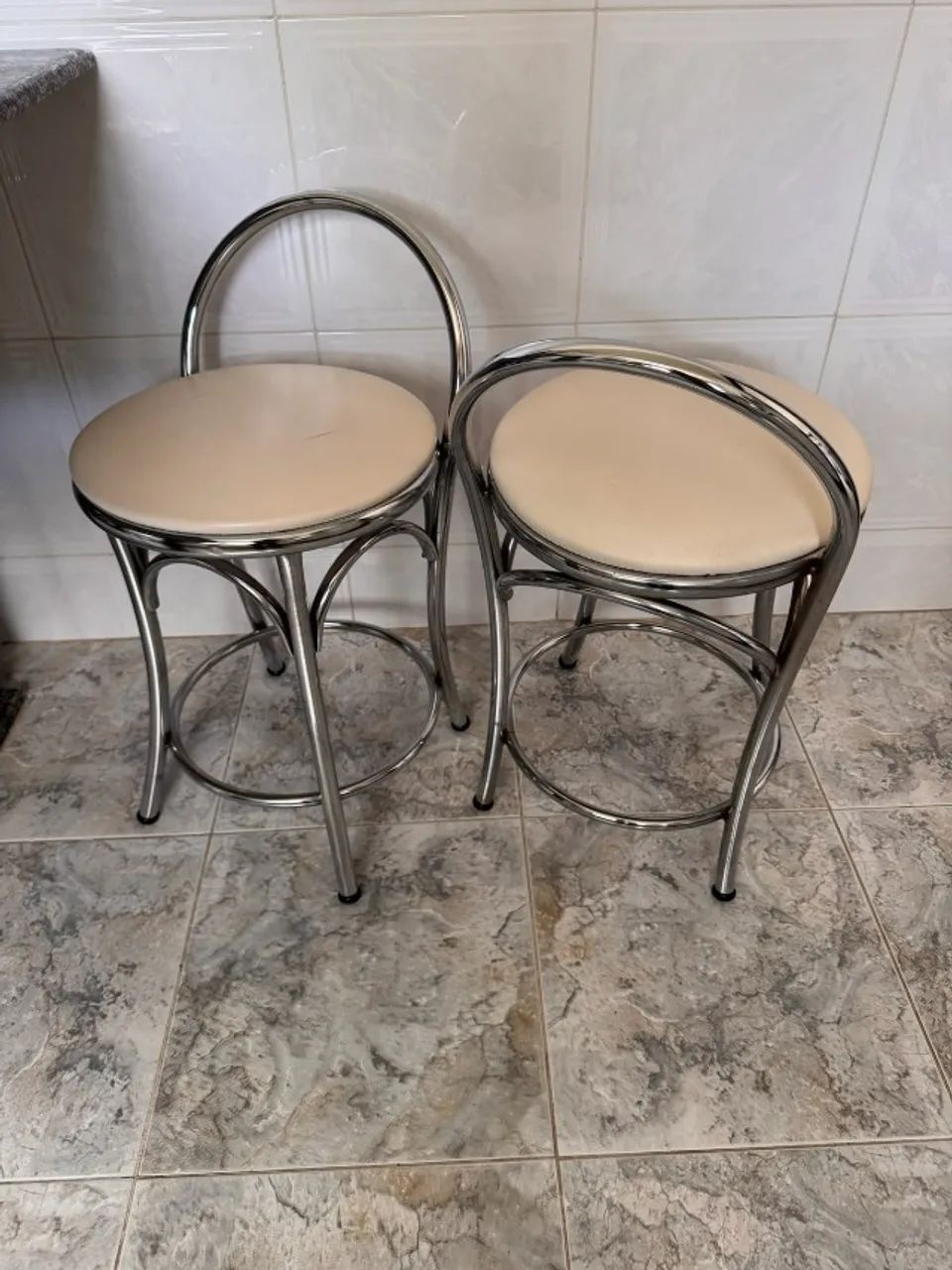 BANQUETAS BAIXAS COM ASSENTO BRANCO - Foto 2