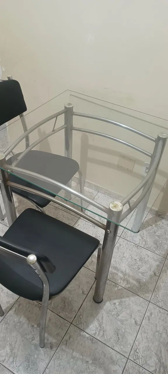 Mesa de vidro e alumínio 