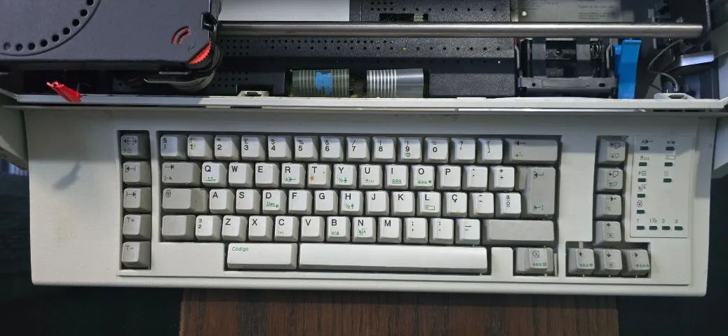 Máquina de Escrever Eletrônica IBM 6783 + Cabo Original (Para Decoração/Peças) - Foto 3