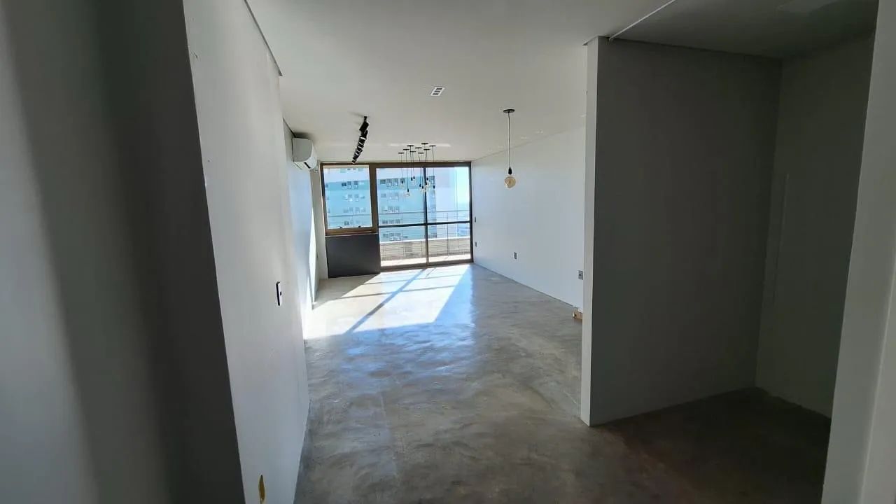 SALA COMERCIAL COMPACTA E FUNCIONAL COM VARANDA PRIVATIVA, AC, BANHEIRO - Foto 2