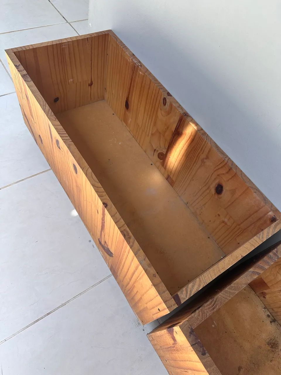 Caixote de pino envernizado com rodinha  - Foto 2