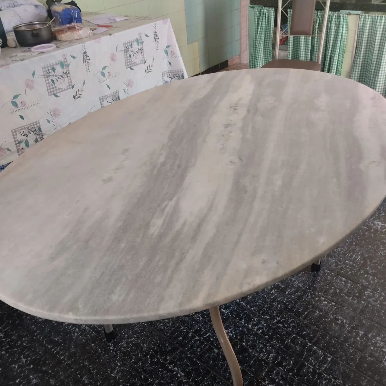 Mesa Oval de Pedra 