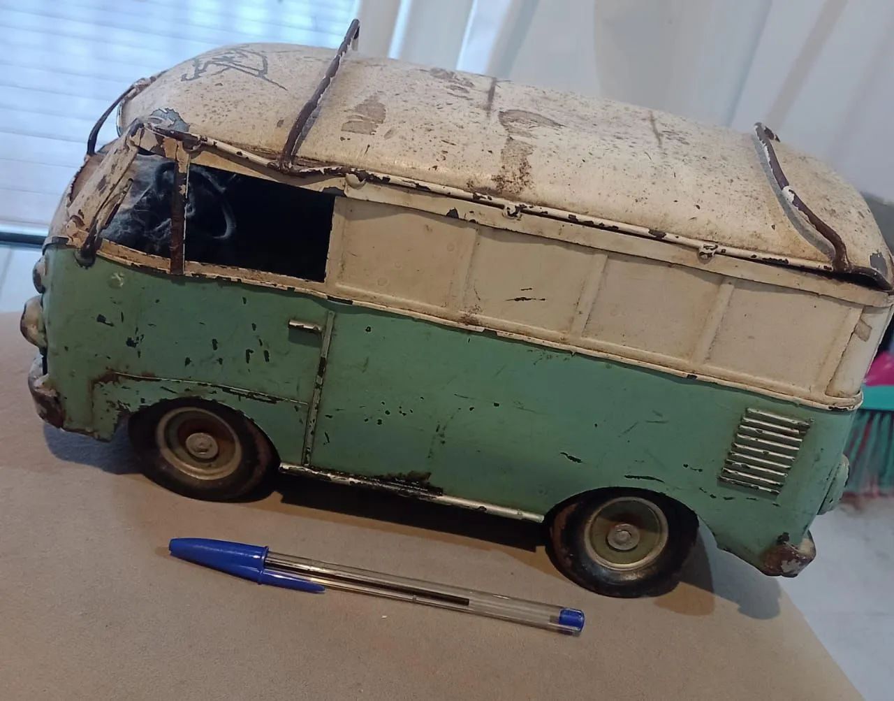 Kombi antiga de ferro para coleção 