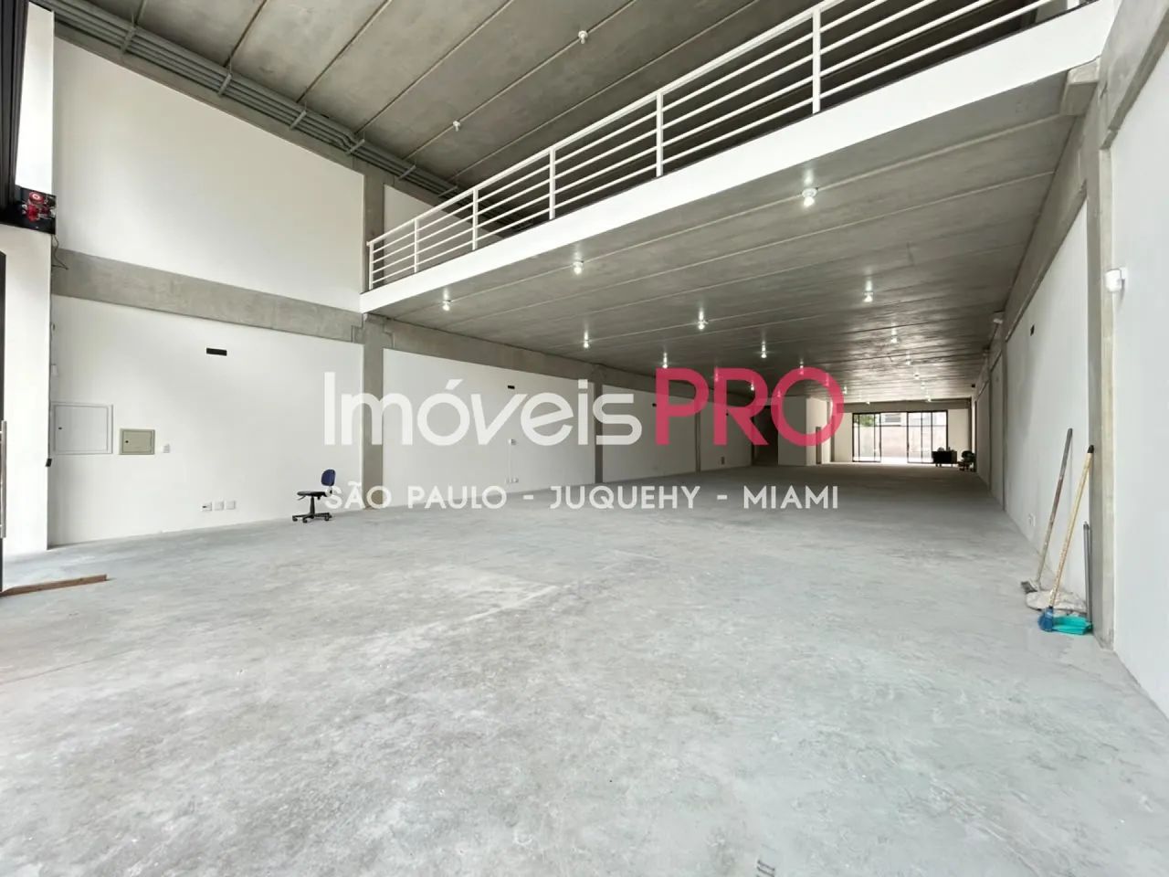 Loja comercial com 750m² e 4 vagas, próximo do metrô e aeroporto.