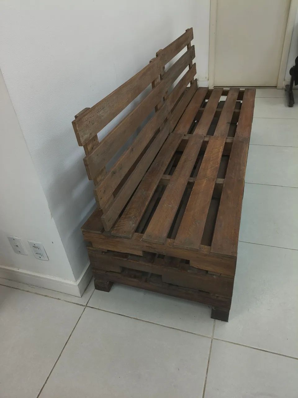 Sofá de paletes com almofadas - Foto 2