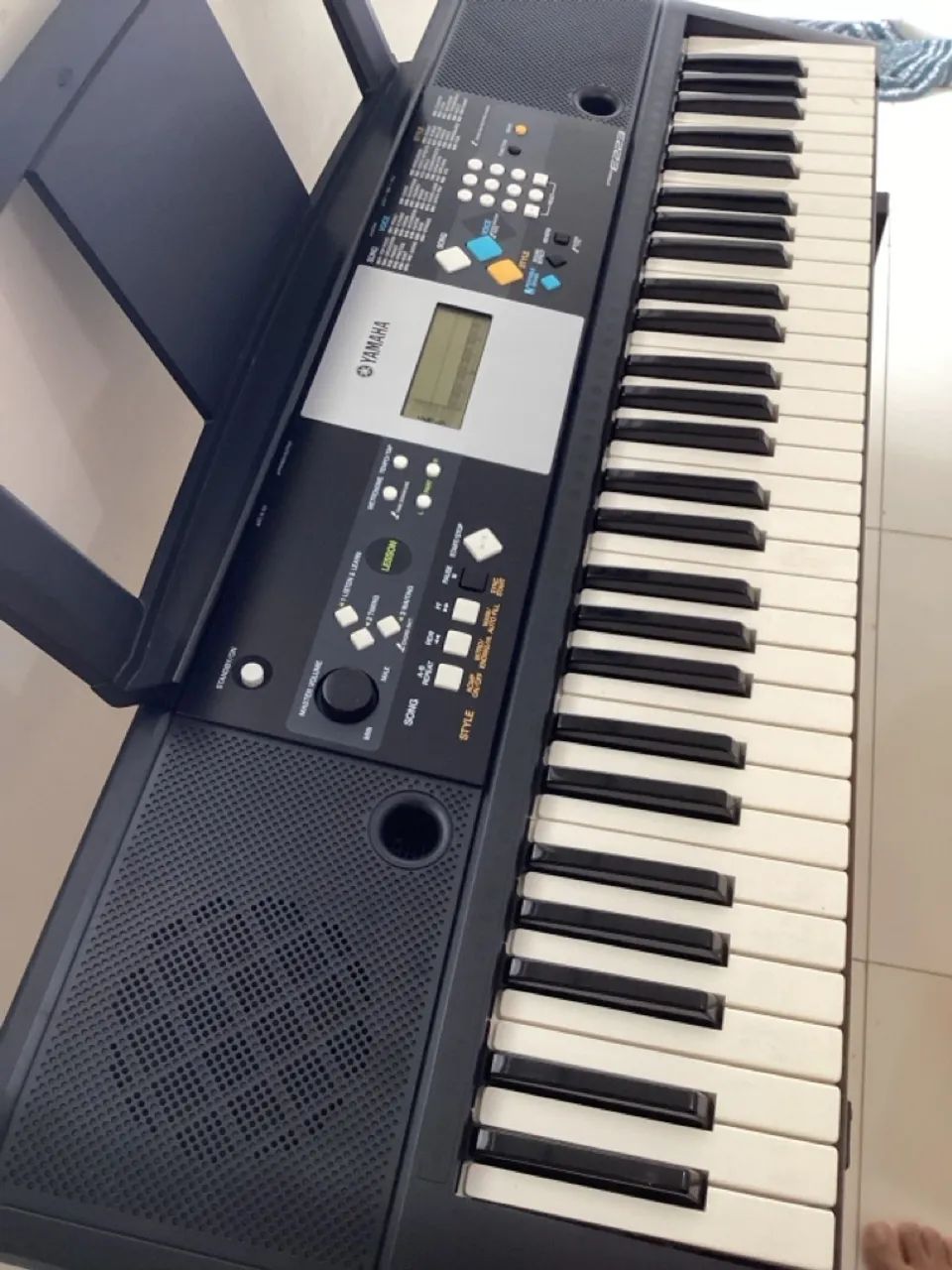 Teclado YAMAHA PSR E223  - Foto 3
