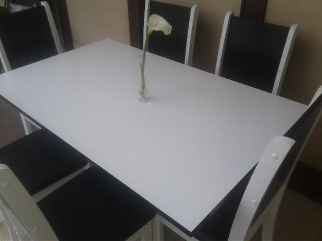 Mesa Nova com tampo e 06 cadeiras Branco/Preta - Foto 4